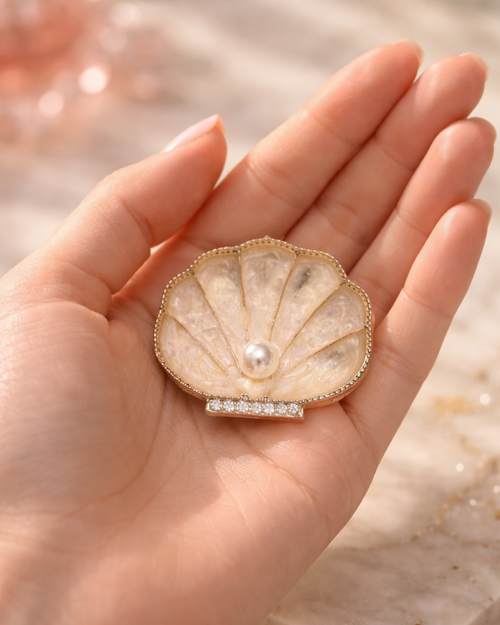 Hugs & Gifts | İnci Işıltı Deniz Kabuğu Broş 🐚✨