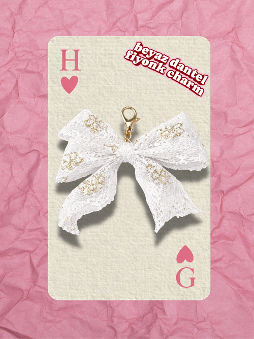 Hugs & Gifts – Coquette Charm | Beyaz Dantel Fiyonk 🎀💫