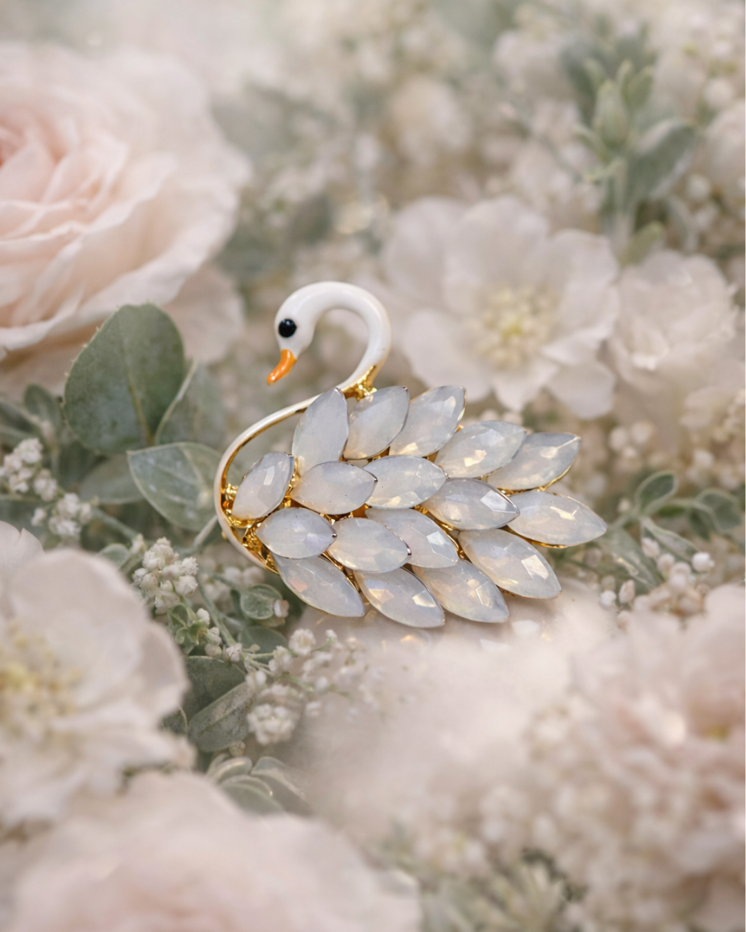 Hugs & Gifts – Ay Işığı Kuğu Broş 🦢✨