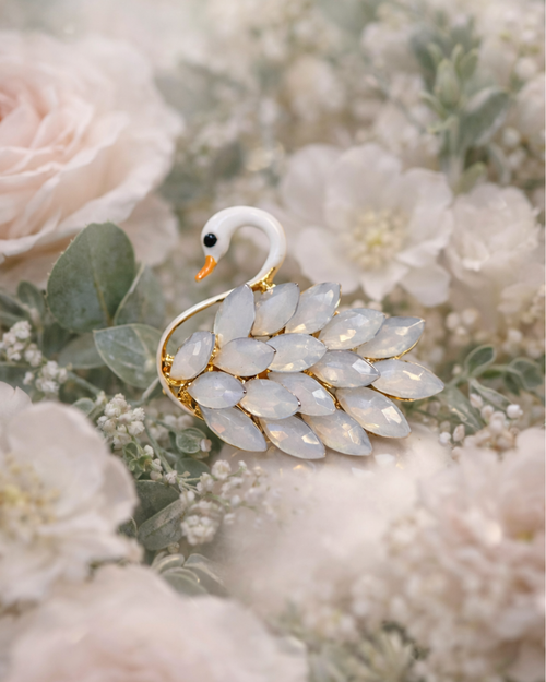 Hugs & Gifts – Ay Işığı Kuğu Broş 🦢✨