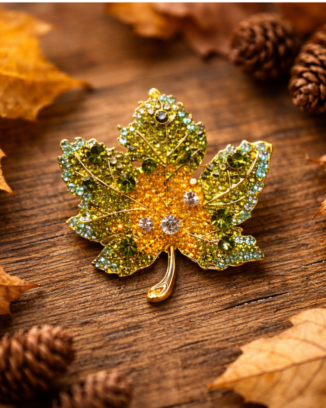 Hugs & Gifts – Işıltılı Orman Yaprağı Broş 🍁✨