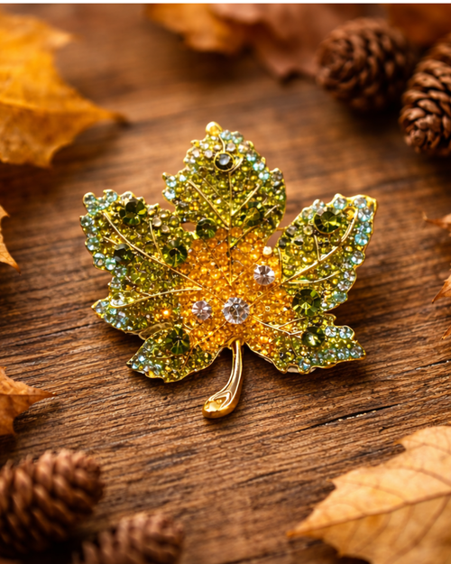 Hugs & Gifts – Işıltılı Orman Yaprağı Broş 🍁✨