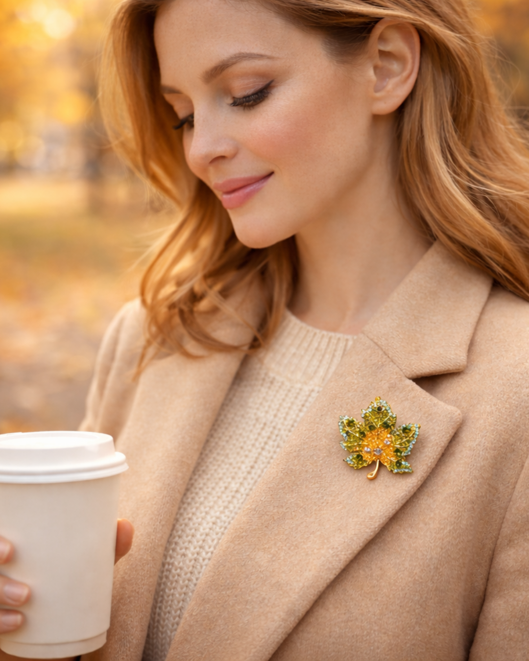 Hugs & Gifts – Işıltılı Orman Yaprağı Broş 🍁✨