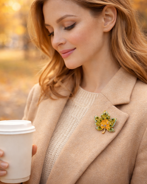 Hugs & Gifts – Işıltılı Orman Yaprağı Broş 🍁✨