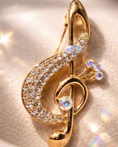 Hugs & Gifts – Altın Nota Broş 🎼✨