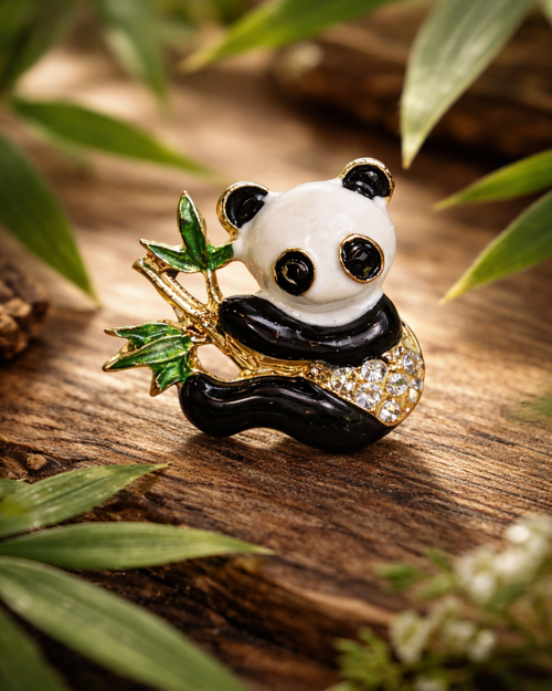 Hugs & Gifts | Bambu Keyfi Panda Broş 🐼🎋✨