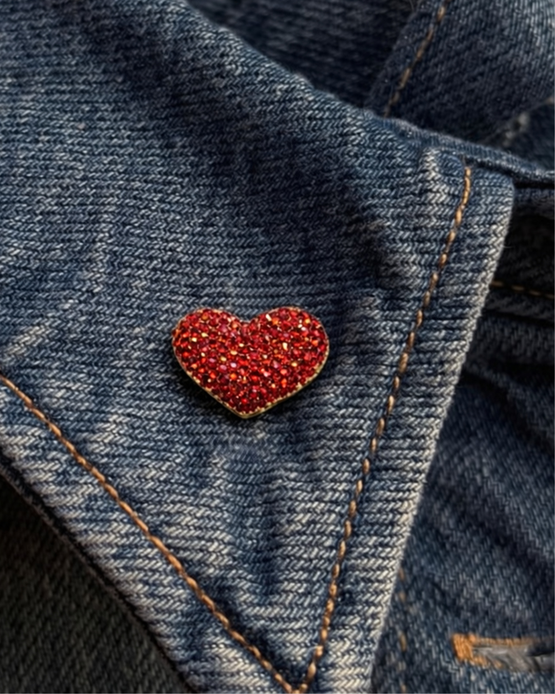 Hugs & Gifts – Parlak Kalp Broş ❤️✨