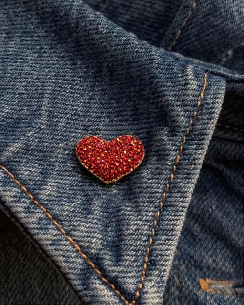 Hugs & Gifts – Parlak Kalp Broş ❤️✨