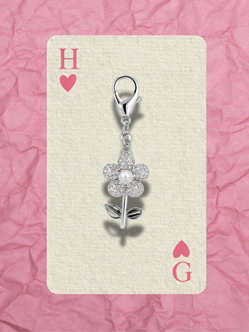 Hugs & Gifts – Glam Charm | İnci Papatya Charm 🤍✨